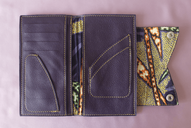 Portefeuille cuir chèvre grainé violet couture apparente fil jaune