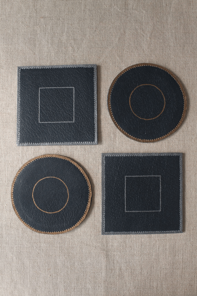 Ensemble de 4 dessous de verre bleu marine, 2 ronds liseré cuivre et 2 carrés liseré argenté