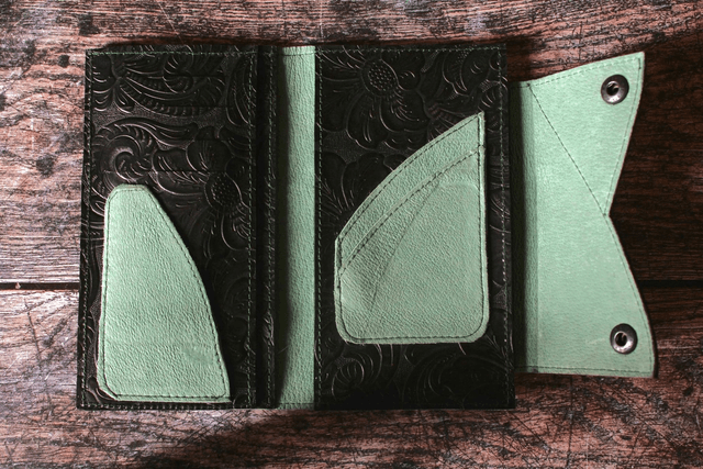 Portefeuille cuir bi-matière veau imprimé noir et chèvre vert amande