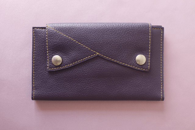 Portefeuille cuir chèvre grainé violet couture apparente fil jaune