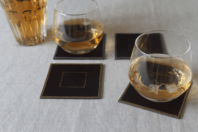 Ensemble de 4 dessous de verre carré marron chocolat dont 2 liseré doré et 2 liseré argenté