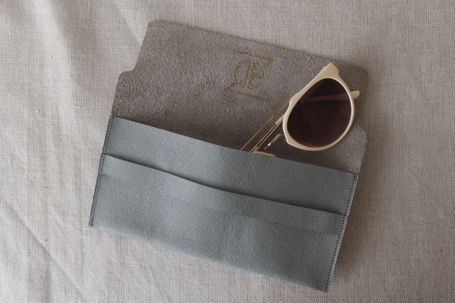 Etui à lunettes gris clair avec le logo peint couleur doré à l’intérieur