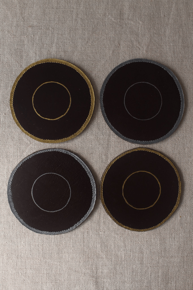 Ensemble de 4 dessous de verre ronds marron chocolat dont 2 liseré argenté et 2 liseré doré