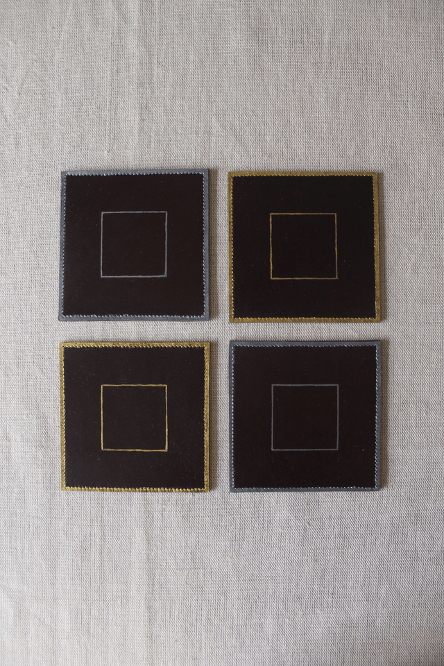 Ensemble de 4 dessous de verre carré marron chocolat dont 2 liseré doré et 2 liseré argenté