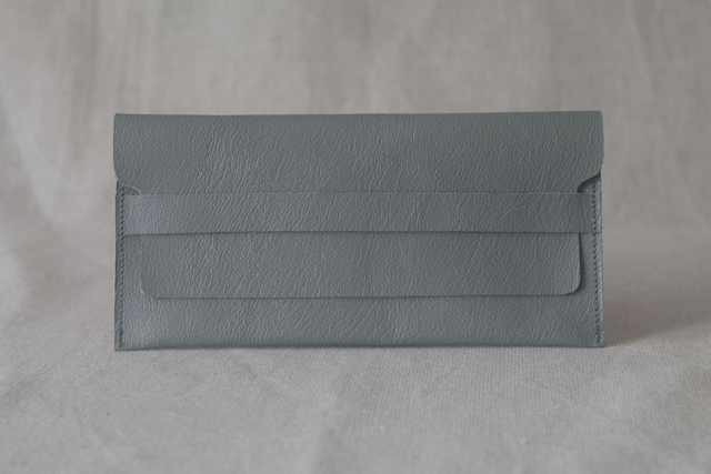 Etui à lunettes gris clair avec le logo peint couleur cuivre à l’intérieur