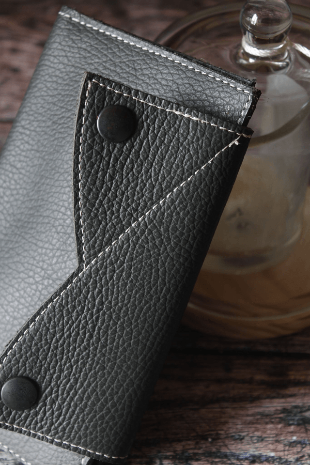 Portefeuille cuir vachette grainé gris couture apparente fil blanc