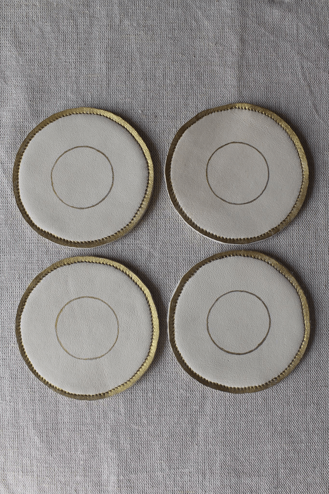 Ensemble de 4 dessous de verre ronds blanc crème liseré doré