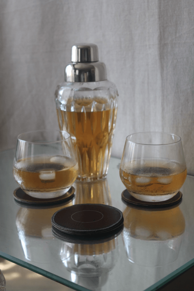 Ensemble de 4 dessous de verre ronds marron chocolat dont 2 liseré argenté et 2 liseré doré