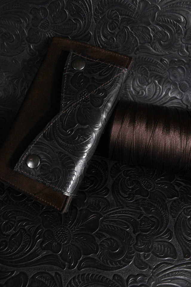 Portefeuille cuir bi-matière veau velours marron et veau imprimé noir