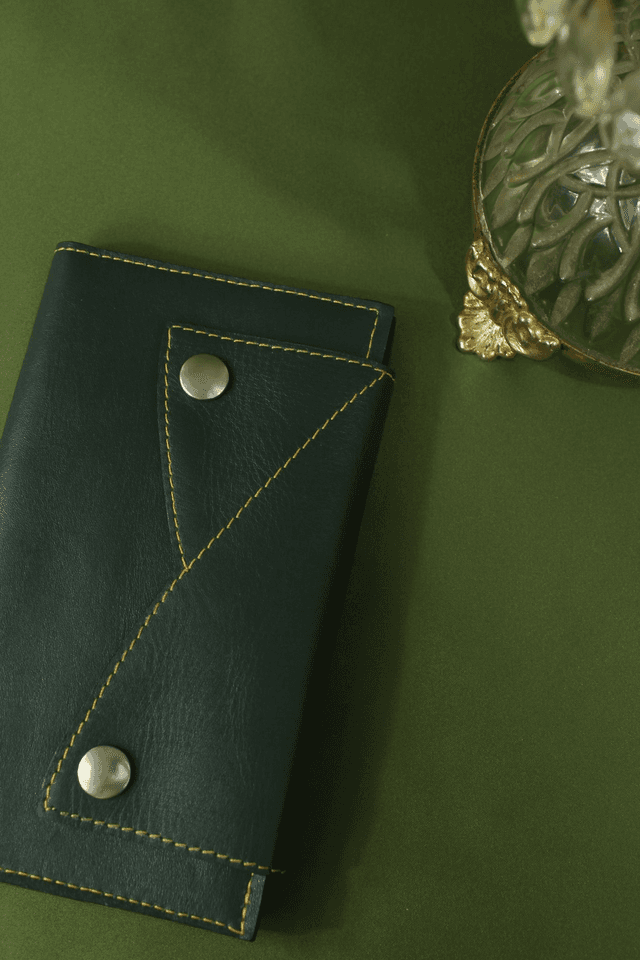 Portefeuille cuir vachette vert sapin couture apparente fil jaune