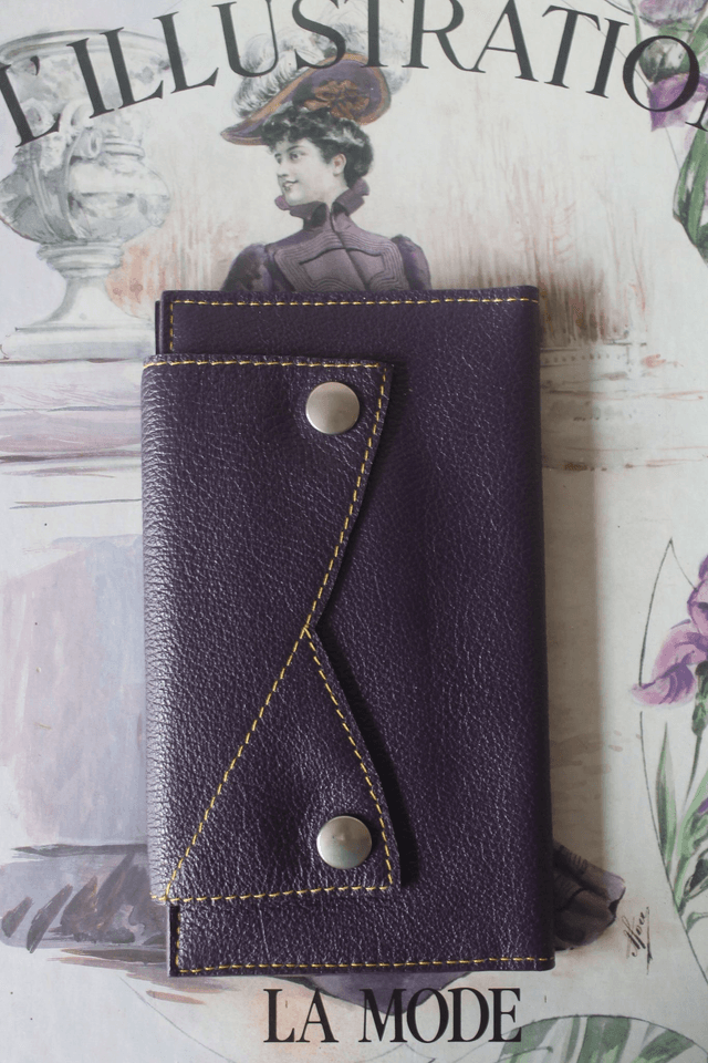 Portefeuille cuir chèvre grainé violet couture apparente fil jaune