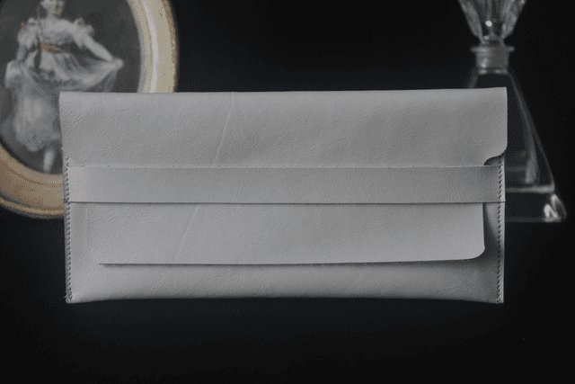 Etui à lunettes blanc avec le logo peint couleur noir à l’intérieur