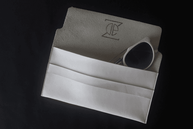 Etui à lunettes blanc avec le logo peint couleur cuivre à l’intérieur