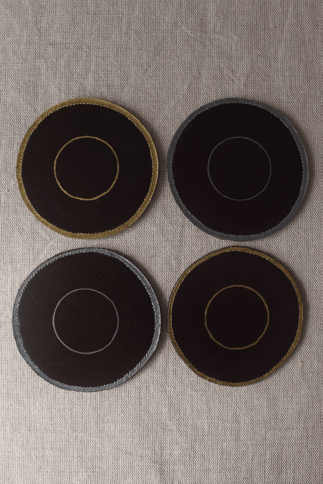 Ensemble de 4 dessous de verre ronds marron chocolat dont 2 liseré argenté et 2 liseré doré