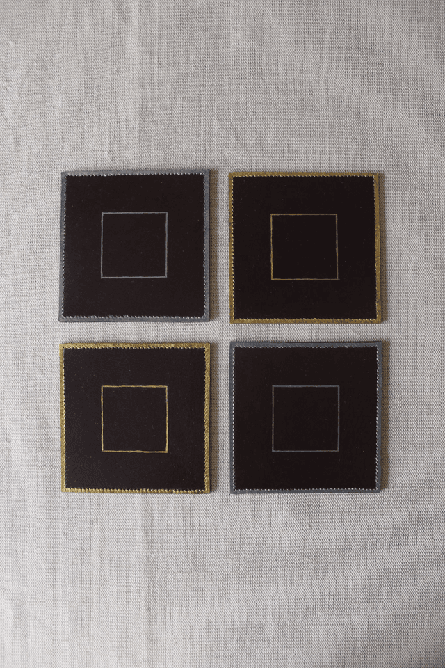 Ensemble de 4 dessous de verre carré marron chocolat dont 2 liseré doré et 2 liseré argenté