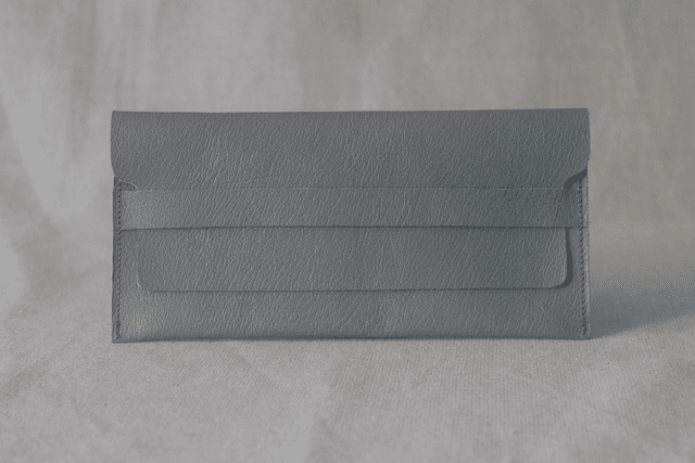 Etui à lunettes gris clair avec le logo peint couleur cuivre à l’intérieur