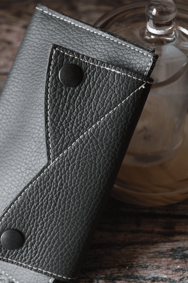 Portefeuille cuir vachette grainé gris couture apparente fil blanc